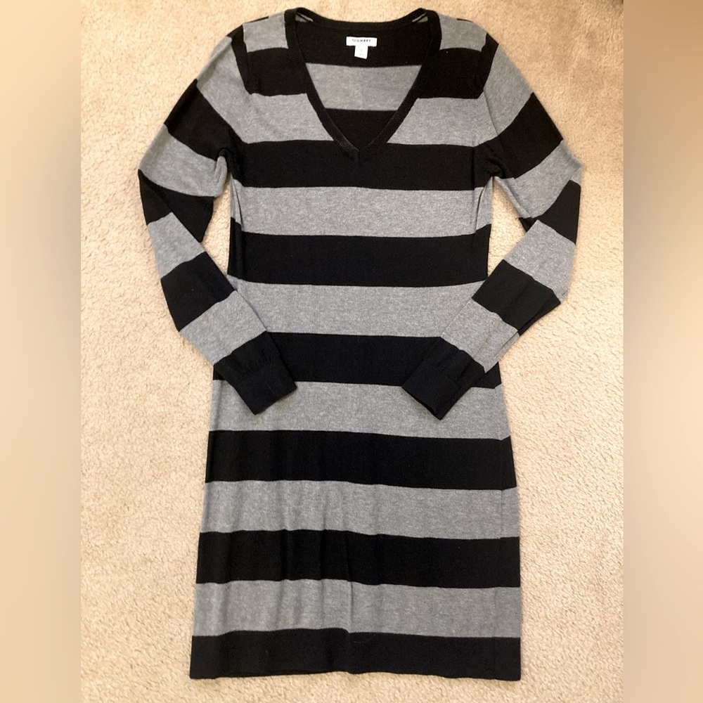 Old Navy Black & Gray Stripe V-Neck Lightweight Sweater Dress Size M